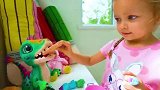 小萝莉和玩偶玩具做游戏 还有可爱的小恐龙