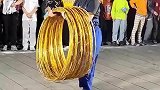 街头杂技表演，108个呼拉圈转动自如
