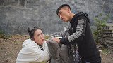 美女碰瓷农村小伙，没想机智小伙使出绝招，直接把美女吓跑了