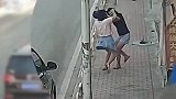 两个少女街头打架互殴，旁边路人的行为让人心寒，结局引起舒适！