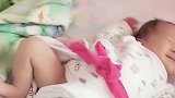 出生9天的宝宝在睡觉，妈妈把被子掀开后，发现宝宝的睡姿好萌！
