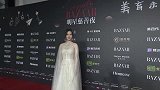 慈善夜：刘诗诗产后现身白色长裙优雅，新片角色和以往不同
