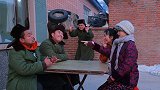 父亲带着两个儿子去相亲，不想兄弟俩一个比一个傻，结局太逗了
