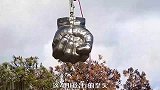 国外小伙打造公斤大铁拳，高空落下的威力，实在是太强大了