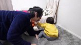爸爸恶作剧带着面具进来，妹妹看到赶紧哥哥身后躲，想要哥哥保护