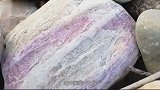 老汉意外捡到“长白发”的石头，专家鉴定后，立即下令封锁村庄