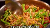 把面条放在豆角上，出锅瞬间变美食，这种做法很少见，真是高手
