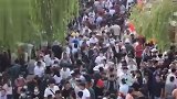 小长假第二天各地景区爆满：真人版清明上河图 千年佛像被摸发亮