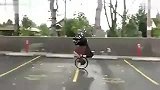 搞笑-男子骑着独轮车秀绝技