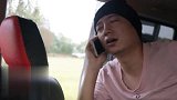 劫匪逃命上了女司机的车，无奈拨打110求助