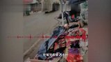 洒水车作业将路边泥水直接喷向摊贩，镇政府：会向司机核实情况