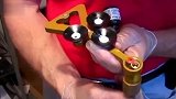 60岁老师傅修复汽车挡风玻璃,整个过程看得我一脸懵逼