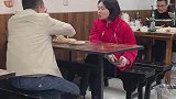 一女生和男子吃夜宵，却发生这一幕