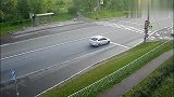 十字路口发生惨烈车祸，啥时候还踩刹车