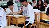 男生折纸玫瑰送同桌，被发现时害羞收回