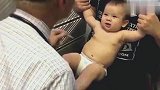 小宝宝怕打针看这个医生的聪明妙招，直接给跪了