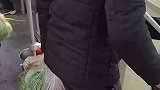 公交车停车开门，男人们都提着菜往家赶