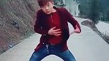 霹雳舞小明，这下跳舞没有音乐，你这样走过来我好害怕！