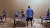 国球影响力大啊！沙尔克04中国行 全员集体打乒乓球