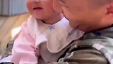 爸爸轮休回家陪伴妻女，女儿这表情也太可爱了！