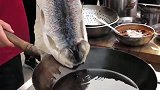 大厨教你怎么做鱼，旁边围满了学徒，看着就很有食欲！