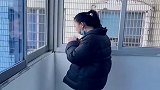 父亲偷偷来看女儿上班，发现中午女儿躲在楼梯口啃馒头，瞬间防破