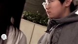 爆笑：小姐姐收伞就收伞，下手别这么狠