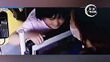 女孩买花给开公交的妈妈送惊喜