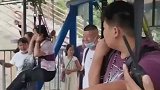 男子玩高空索道，被一语扎心