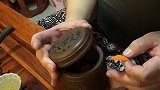 老爸整天在家养蝈蝈，没想到这次葬送了它，现在后悔都来不及了！