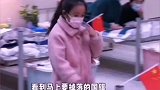 无论男女老幼对祖国热爱在心中