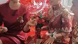 只有娶不到的老婆，没有嫁不出去的女人，眼前这一幕咱也不敢问