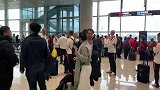 恒大出发廊坊引机场球迷争先合影 卡帅成万人迷