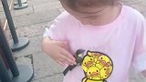 这一幕看着好温馨，小鸟竟然停在小朋友身上
