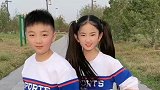 龙凤胎兄妹街头跳舞，这妹妹长的也太漂亮了