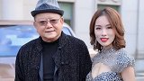 70岁王刚亮相京城富豪圈，被女网红们团团围住，脸上表情一言难