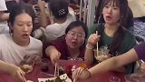 博主竟然在宿舍请室友吃席！