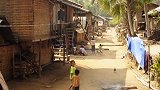 在亚洲最穷国家，实拍老挝农村人的真实生活，很多人还住木房子