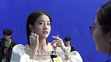 张雪迎面无表情走机场，行李全丢给助理
