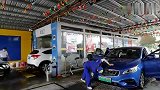 小城市就是好，加油送免费内外洗车，五六个人洗一辆车