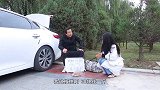 小伙卖核桃不香不要钱，谁知美女光吃不买，结局太搞笑了
