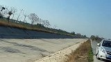 在这种单行道的道路上，原来开越野的车主，都是有这么豪横的吗？