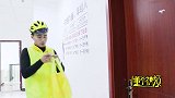外卖员遇到奇葩客人，吃外卖还要看节目，太逗了