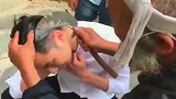 农村大爷这剪发手法，还是第一次见，小伙胆子也真大。