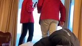 外国人扒窗看刘涛
