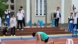 男生参加学校运动会米短跑，钉鞋被要求换下后光脚跑第一