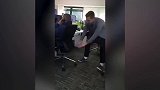 这是什么情况啊，小伙有点秀啊，什么鬼操作！