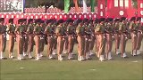 印度女兵队列训练，这停顿的姿势我也是忍不住了。