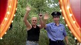 国外恶搞，演恶作剧遇上警匪大战，路人吓趴在地，太逗了
