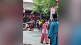古装戏现场，演员还没开始围观群众先打了起来，演员秒变吃瓜群众